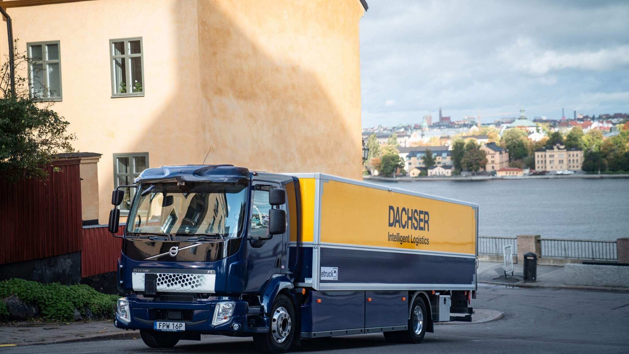 En av ellasbilarna är en Volvo FL42R med plats för 18 pallar.